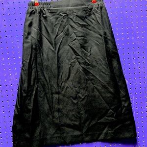 Women’s midi length black pocketed skirt A12AR1